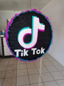 Diseños de piñatas para fiesta temática de tik tok