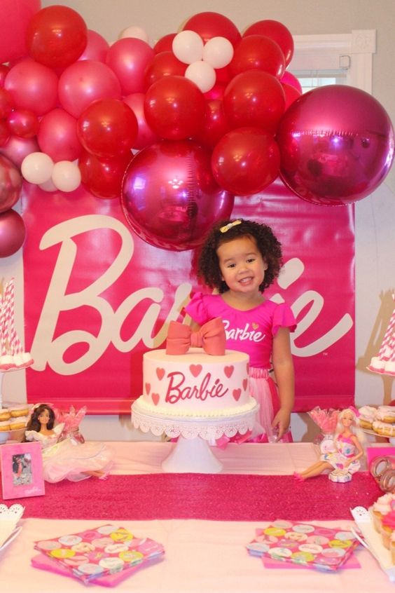 Mesa de postres para fiesta temática de Barbie