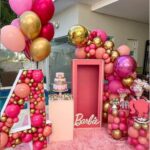 Mesa de postres para fiesta temática de Barbie