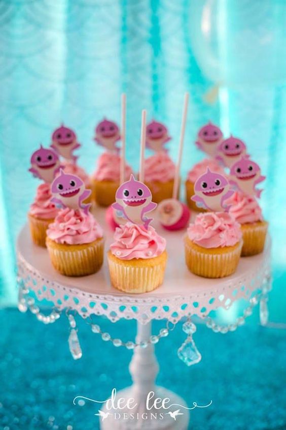 Pasteles para fiesta de niña temática baby shark
