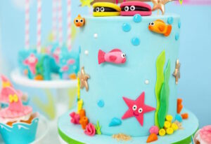 Pasteles para fiesta de niña temática baby shark