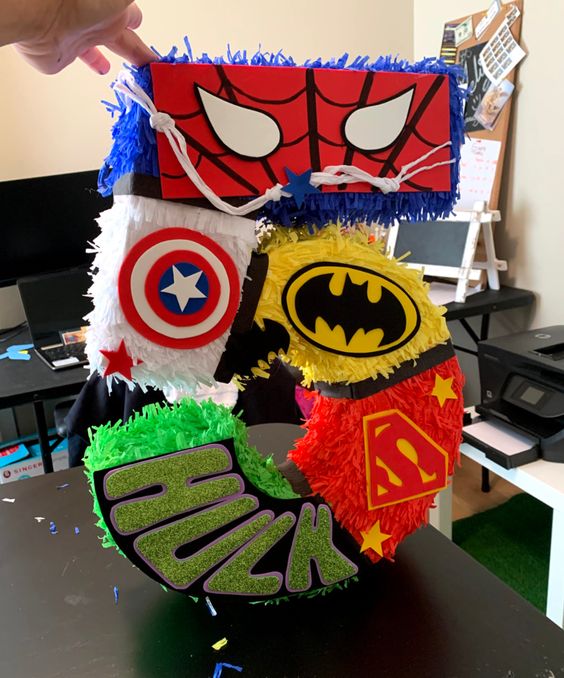 Piñatas para fiesta de superheroes