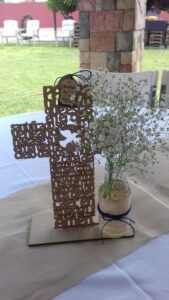 Cruces de madera como centro de mesa para primera comunión