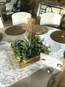 Cruces de madera como centro de mesa para primera comunión
